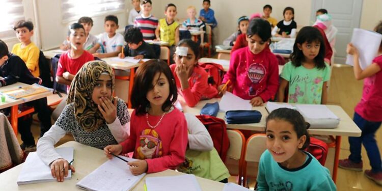Göçmen Çocukların Eğitimi: Toplumsal Uyumun Anahtarı ve Sırrı