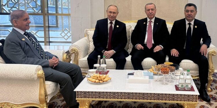 Liderler Zirvesi Bölgesel İşbirliği İçin Toplandı