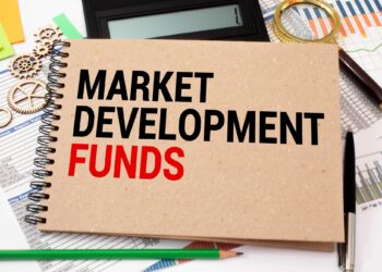Üzerinde market development funds yazan defter ve hesap makinesi