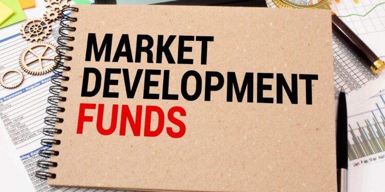 Üzerinde market development funds yazan defter ve hesap makinesi