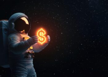Uzay boşluğunda parlayan dolar işaretini elleriyle tutan bir astronot.