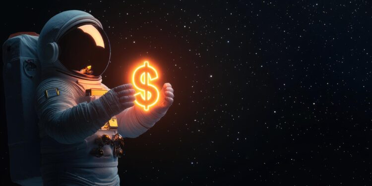 Uzay boşluğunda parlayan dolar işaretini elleriyle tutan bir astronot.