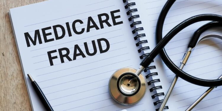 Açık bir defter üzerinde Medicare Fraud yazısı ve yanında siyah stetoskop.