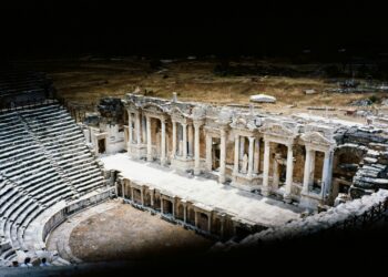 Tarihi antik tiyatronun sütunlu sahne binası ve oturma basamakları