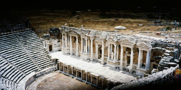 Tarihi antik tiyatronun sütunlu sahne binası ve oturma basamakları