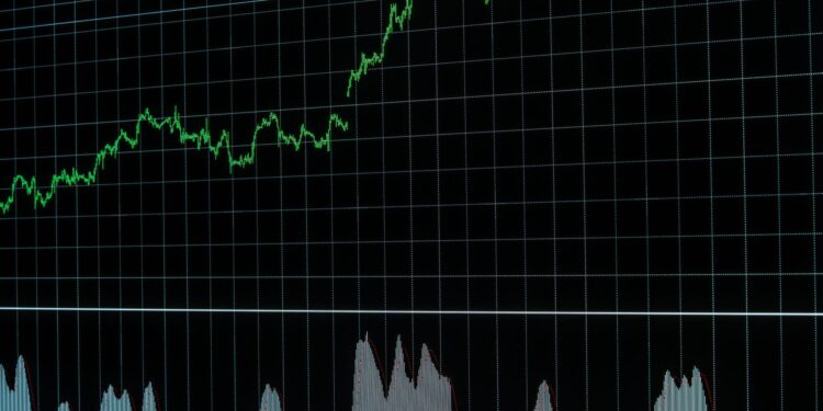 Yeşil renkli yükselen borsa grafiklerinin yer aldığı siyah ekran.