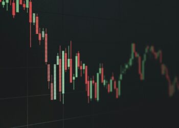 Koyu arka planda yeşil ve kırmızı renkli borsa mum grafik göstergesi.