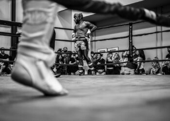 Boks ringinde duran bir boksörün siyah beyaz arka plan görüntüsü