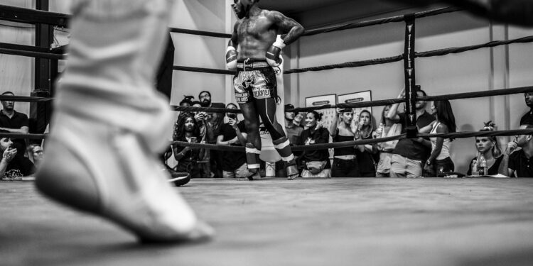 Boks ringinde duran bir boksörün siyah beyaz arka plan görüntüsü