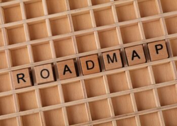 Ahşap harf bloklarıyla tahta ızgara üzerinde roadmap yazısı.