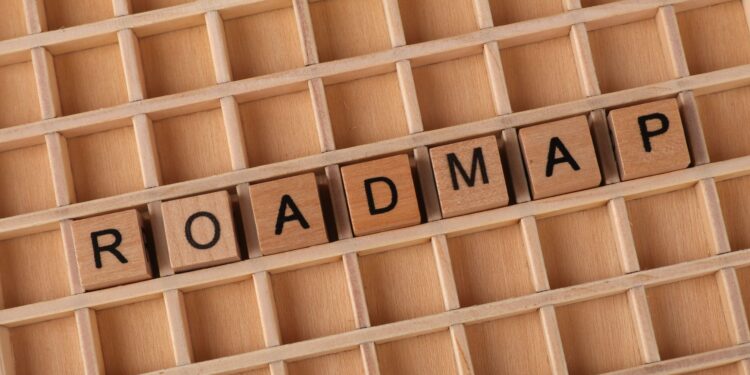 Ahşap harf bloklarıyla tahta ızgara üzerinde roadmap yazısı.