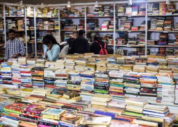Kitap fuarındaki kalabalık stantlar ve incelenen yüzlerce farklı kitap sergisi.