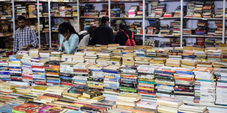 Kitap fuarındaki kalabalık stantlar ve incelenen yüzlerce farklı kitap sergisi.