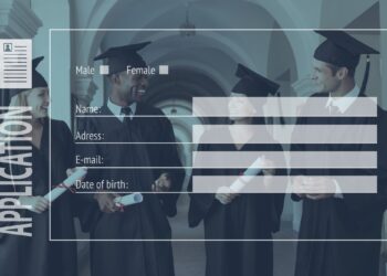 Mezuniyet cüppesi giymiş ve ellerinde diploma tutan mutlu öğrenciler.
