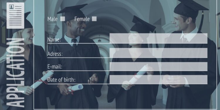 Mezuniyet cüppesi giymiş ve ellerinde diploma tutan mutlu öğrenciler.