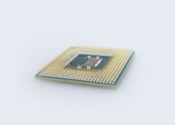 Beyaz zemin üzerinde altın renkli pinlere sahip işlemci (CPU) çipi.