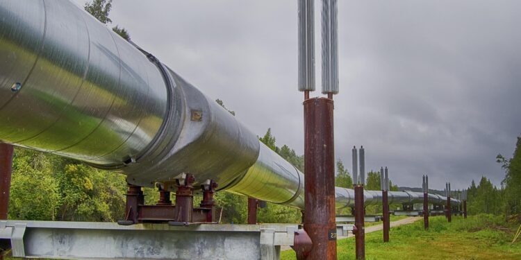Araziden geçen büyük endüstriyel petrol boru hattı ve destek sütunları.