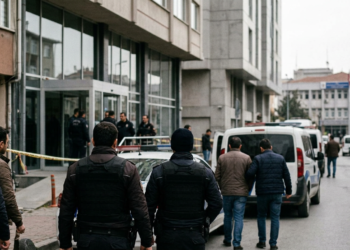 Polis eşliğinde gözaltına alınan şüphelilerin adliye binasına götürülüşü.