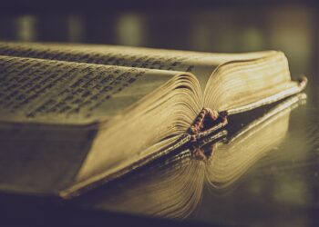 Masada açık duran eski ve kalın bir kitap