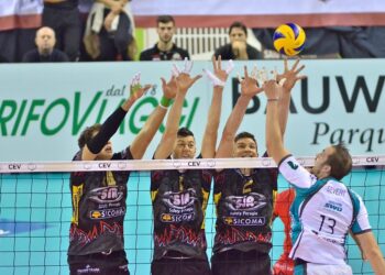 File önünde voleybol maçı oynayan sporcuların file üstü blok mücadelesi