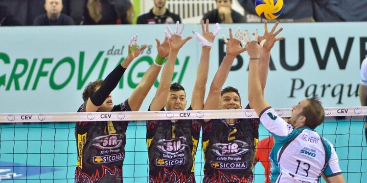 File önünde voleybol maçı oynayan sporcuların file üstü blok mücadelesi