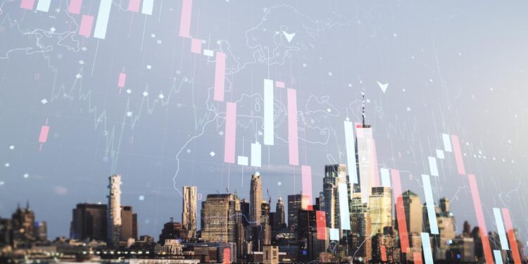 New York silüeti üzerinde düşüş gösteren borsa grafik mumları.
